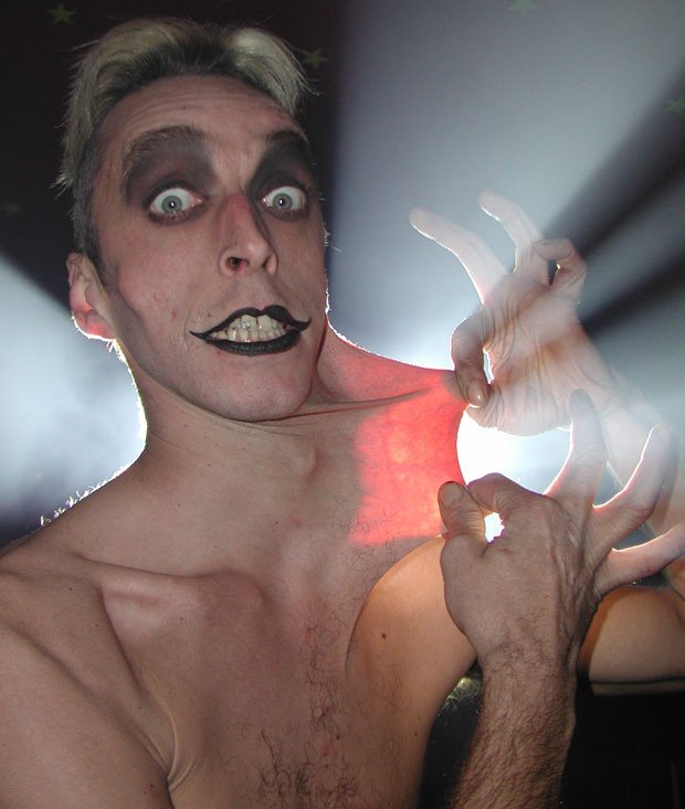 Garry Turner showing his incredibly stretchy skin